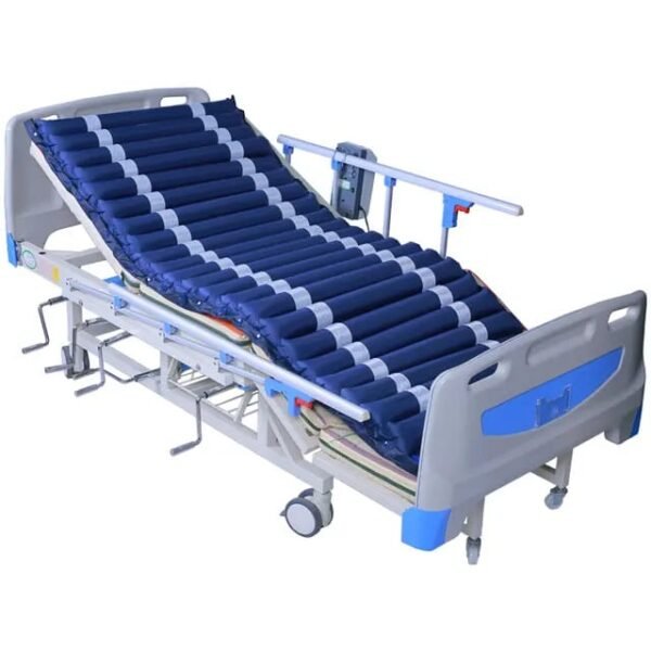 lit médicalisé avec matelas anti-escarres à air alterné.